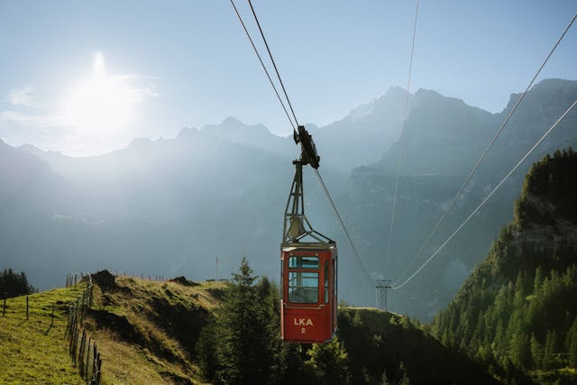Mit der kleinen Luftseilbahn gehts hinauf zur Allmenalp – direkt ins Kandersteger Wanderparadies.