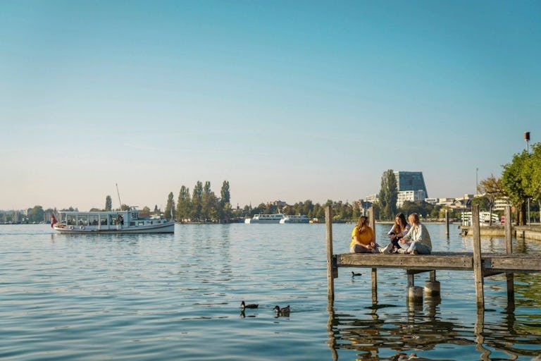 Vous pouvez également admirer les environs depuis l’eau à bord d’un bateau de ligne ou lors d’une croisière découverte.
