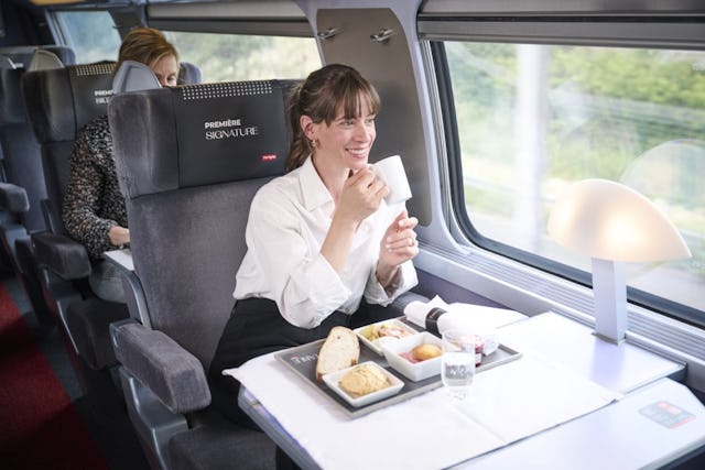 Des repas raffinés et les boissons sont servis directement à la place du client.