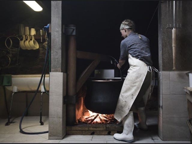À l’Alpe Hannig, le fromage est encore fabriqué de manière traditionnelle, au feu de bois.