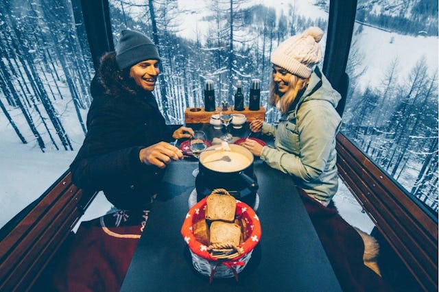 Une fondue au-dessus de Saas-Fee? Lors d’une balade nocturne en télécabine, les visiteurs savourent l’ambiance unique des montagnes de la vallée de Sa...