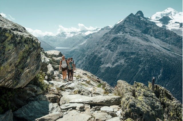 Sur le sentier d’altitude d’Almagell, au-dessus de la limite forestière, une nature préservée dévoile une vue imprenable sur la vallée de Saas et la c...