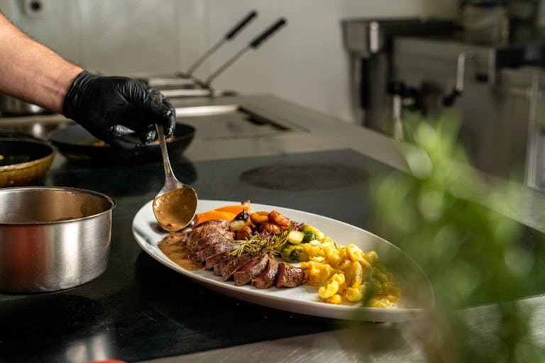 L’automne est la saison du gibier! Au restaurant Bahnhöfli à Entlebuch, le gibier provient directement des forêts de l’Entlebuch, garantissant fraîche...