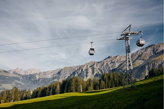 La montée en télécabine offre une vue imprenable sur les montagnes et les marais.