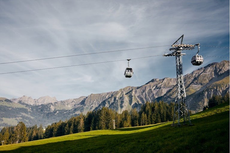 La montée en télécabine offre une vue imprenable sur les montagnes et les marais.
