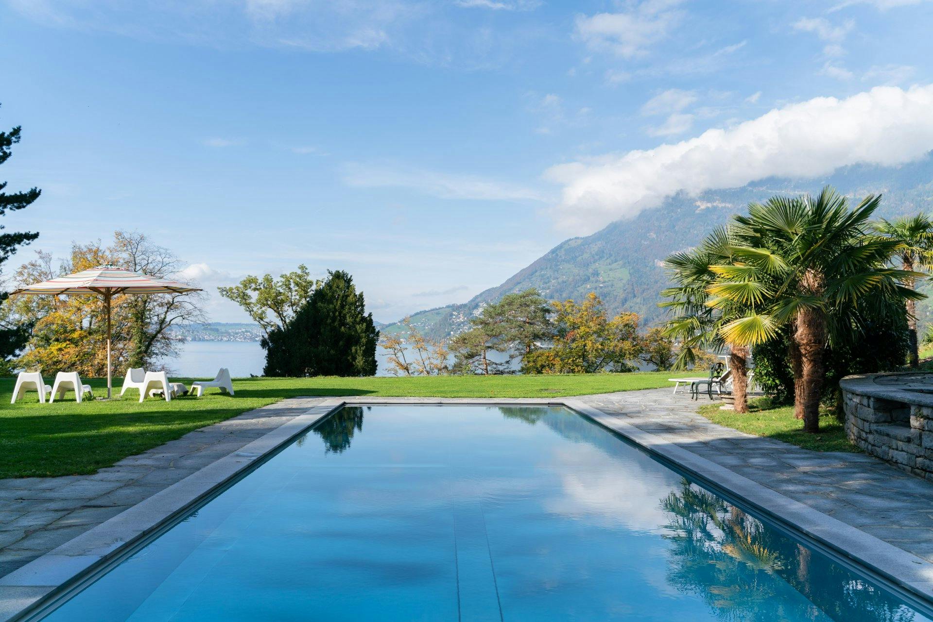Im FloraAlpina entspannt man mit Blick auf den Vierwaldstättersee.