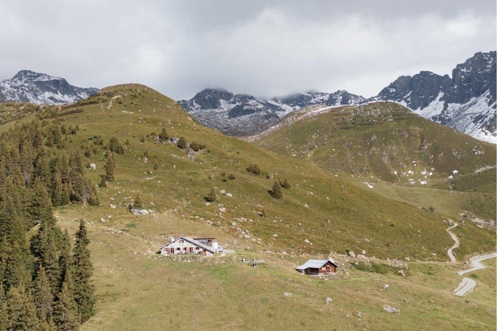 Die Alp Glivers oberhalb der Waldgrenze in der rätoromanischen Surselva: Ein Teil der Stalla ist heute ein einfaches, ganzjährig geöffnetes Berggastha...