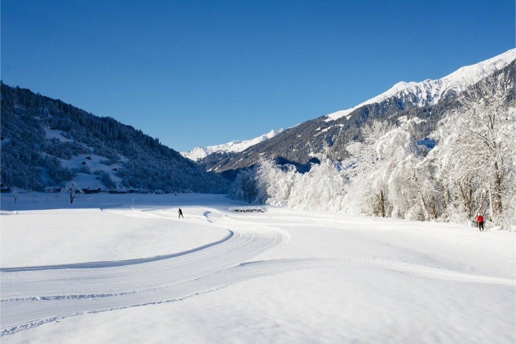 Neben Winterwanderungen, Schlittel- und Skipisten locken im Winter auch zahlreiche Loipen Anfänger und Fortgeschrittene in die Surselva.