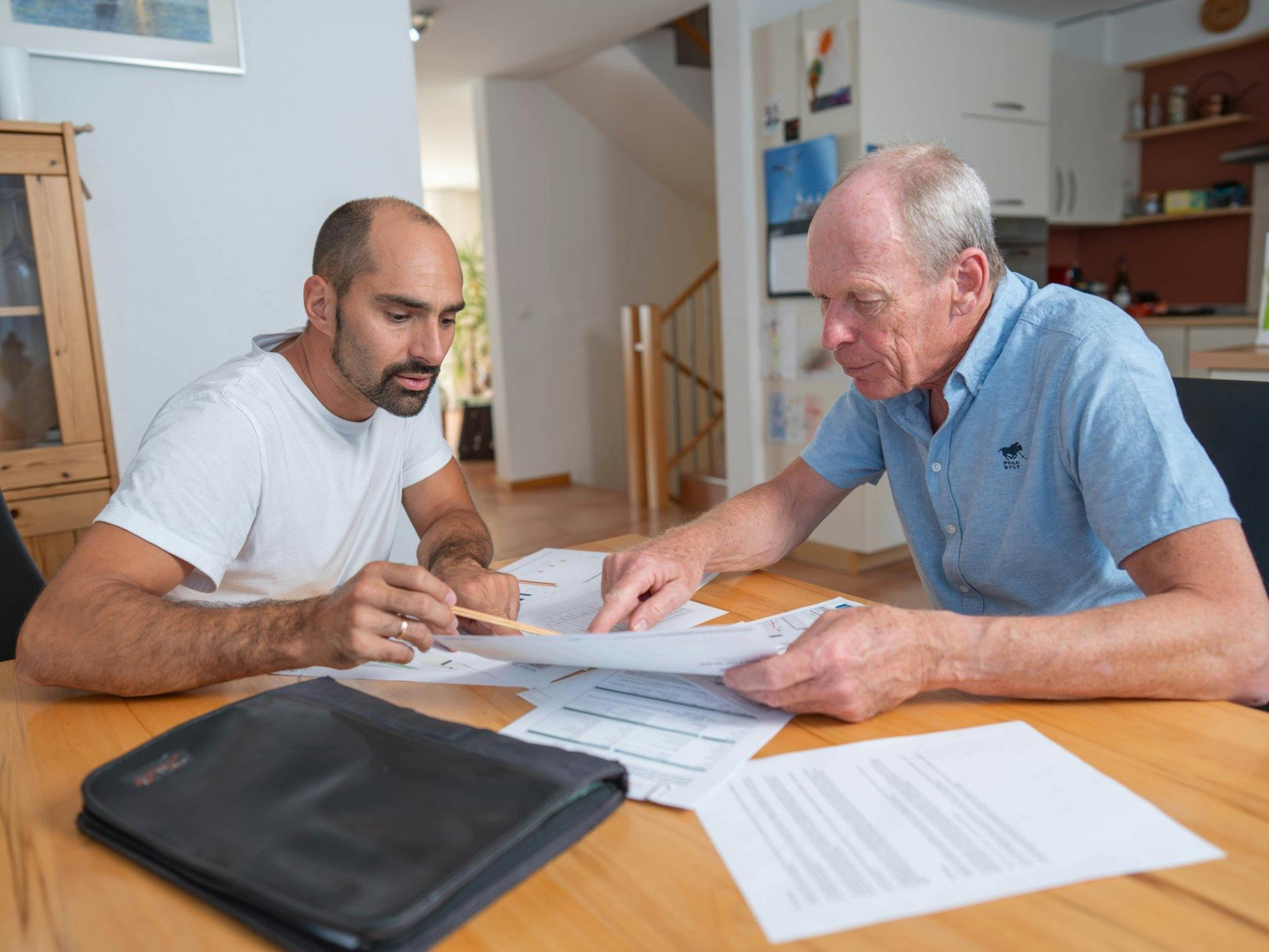 Lors du conseil incitatif, un expert externe aide le client à comparer différentes solutions de chauffage et à choisir l’option la plus adaptée.