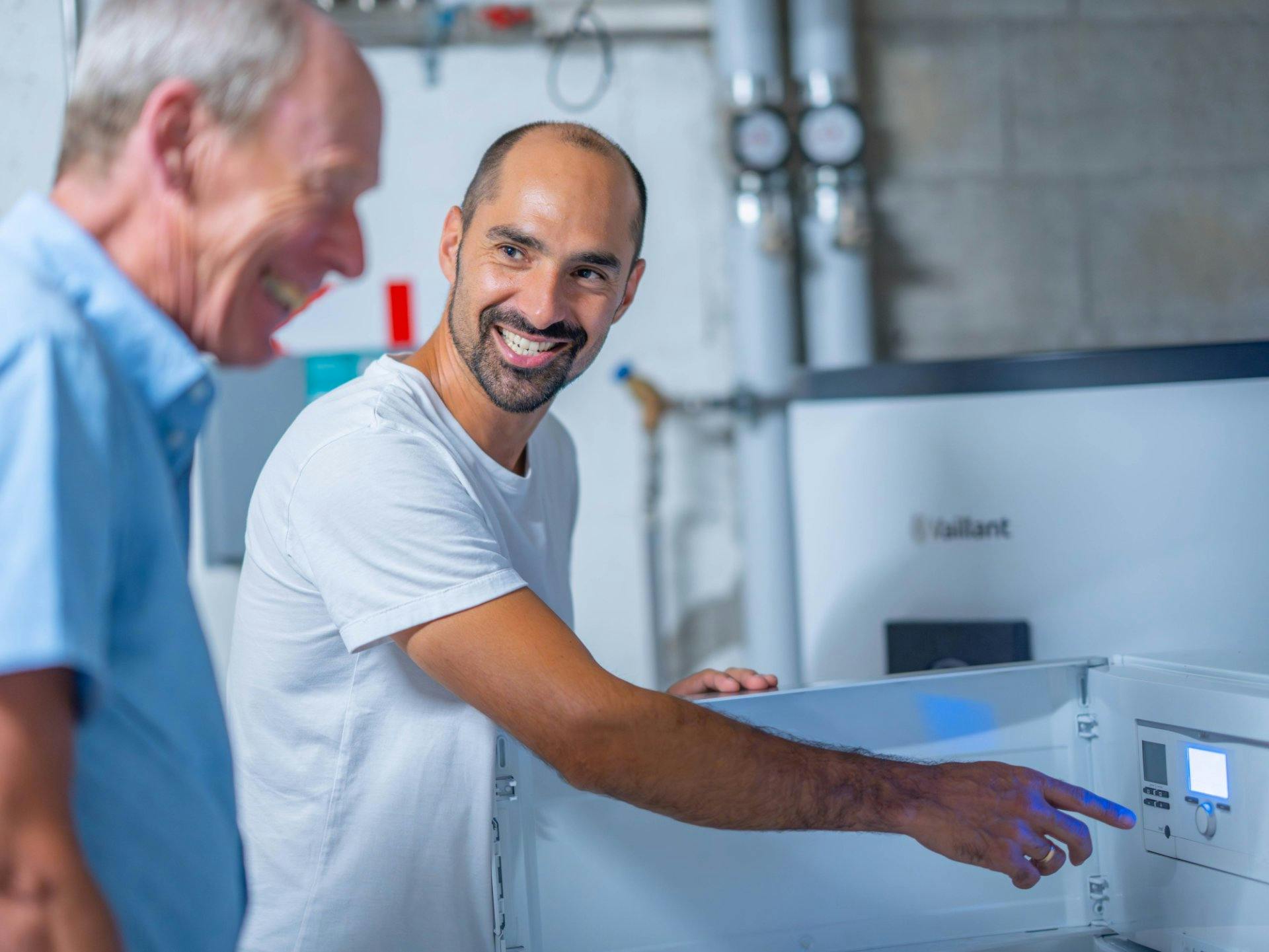 Christian Trachsel et Jérémy Dupuy devant l’installation de la pompe à chaleur, échangeant sur ses excellents résultats.