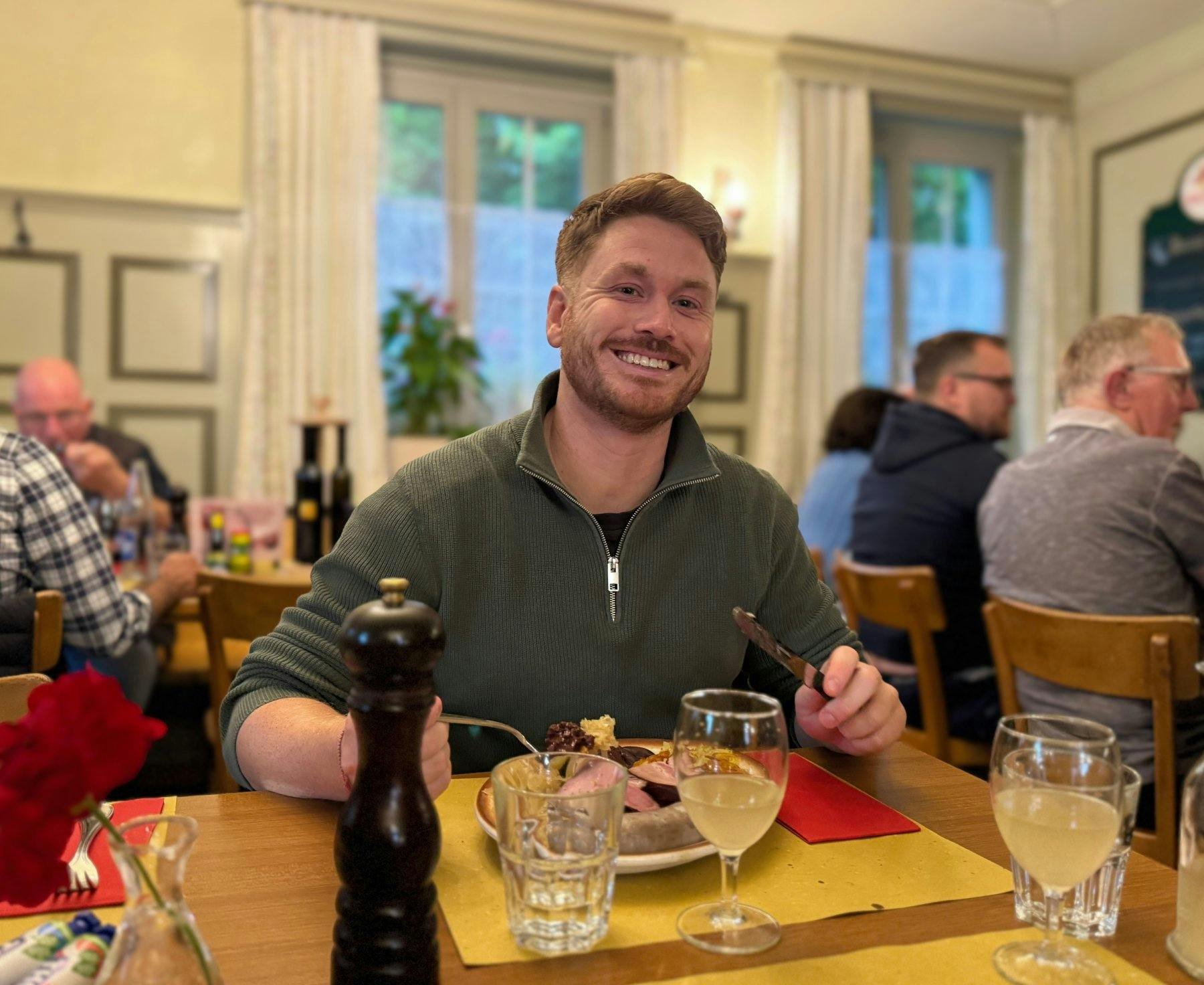 Novice de la bouchoyade, Christian goûte pour la première fois au boudin et au museau de porc.
La curiosité l’emporte et, pour finir, l’enthousiasme aussi.