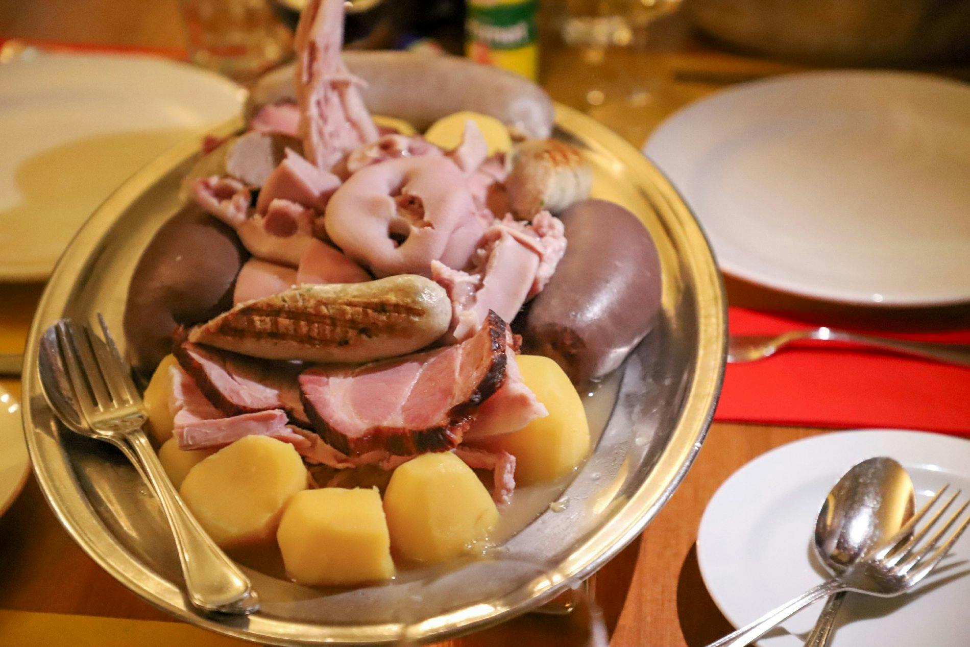 L’assiette de boucherie classique servie au «Geeren»: le boudin, la saucisse au foie, le carré de porc fumé et le museau font tout simplement partie i...