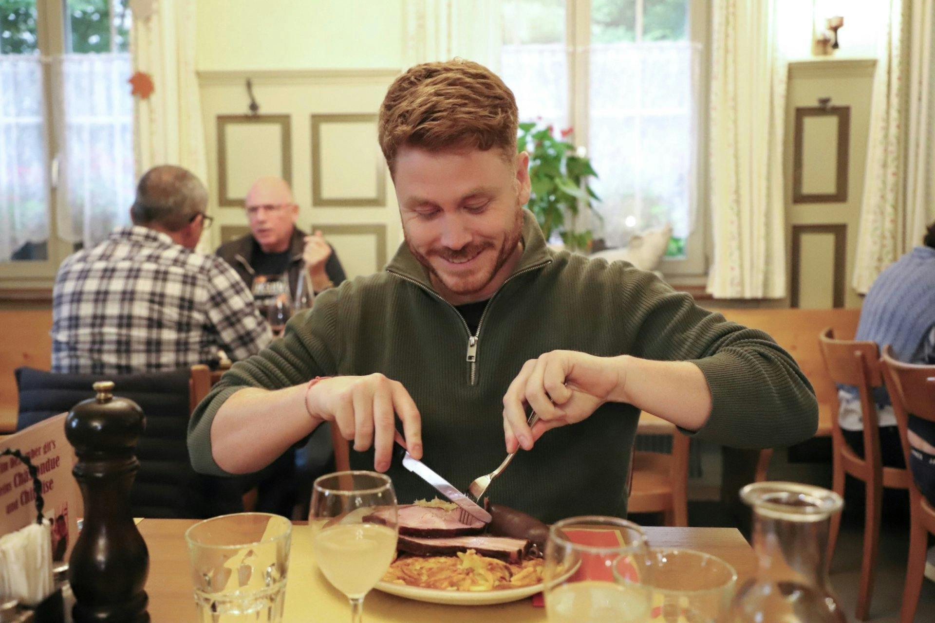Pour de nombreux convives, la bouchoyade est un rituel particulier. Christian, en tant que novice, découvre rapidement le charme de cette tradition.