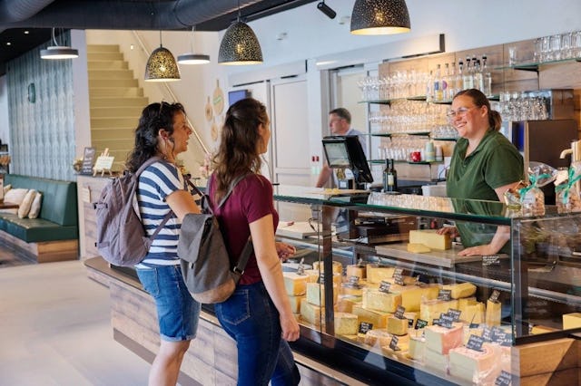 En plus des fromages, on trouve aussi dans la boutique des spécialités de viande et de charcuterie, des meringues et d’autres gourmandises, parfaites...