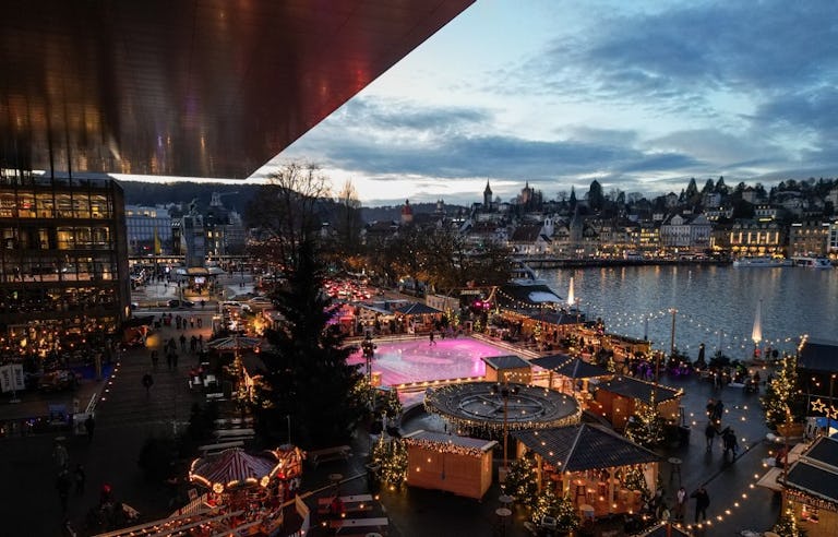 Pattinare sul ghiaccio con vista sul Lago dei Quattro Cantoni e il panorama alpino: la magia invernale diventa realtà durante l’Eiszauber Luzern (La m...
