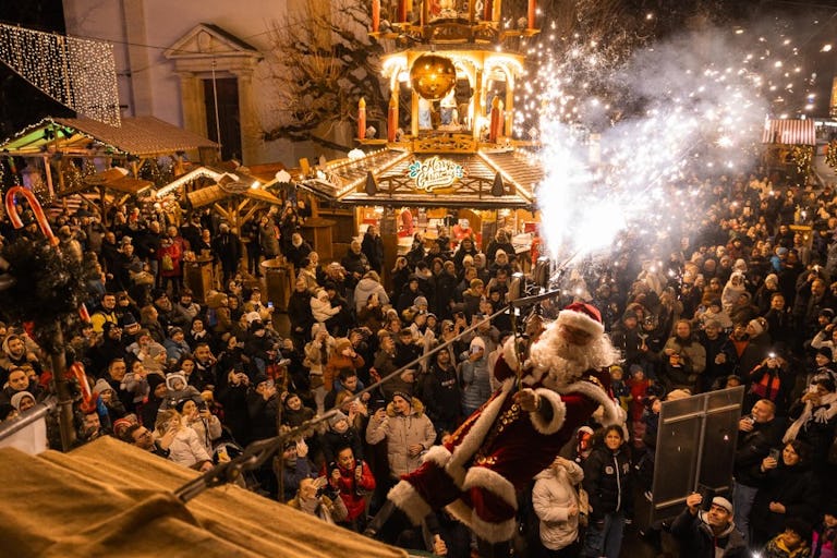 Sicuramente una delle attrazioni più attese dai più piccoli… e non solo! Il «Flying Santa» (il Babbo Natale volante) sorvola ogni giorno la Kirchgasse...