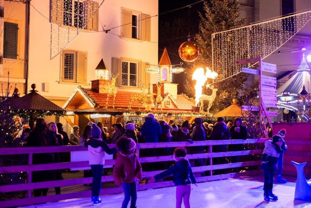 La magia del Natale non finisce qui: i bambini (ma anche i genitori) si divertono sul carosello natalizio, sfrecciando a tutta velocità lungo la pista...