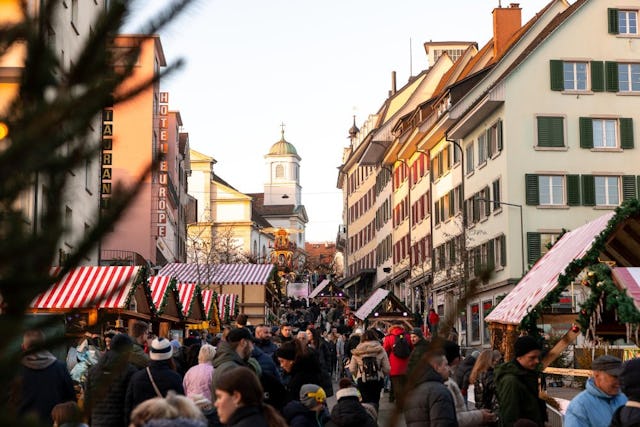 I visitatori hanno la possibilità di scegliere tra un’ampia scelta di piatti e bevande presso numerosi stand, nel nuovo spazio «Aaria Stadl» o nell’ar...