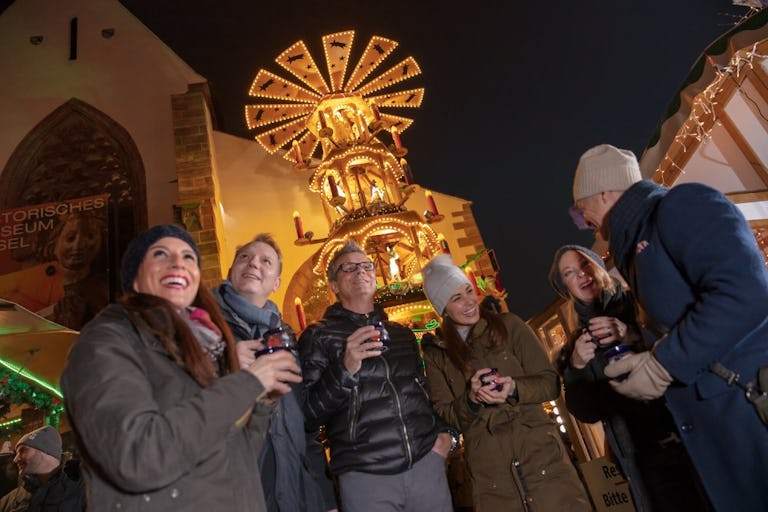 Che ne direste di un vin brulé rosso o bianco presso la piramide di Natale sulla Barfüsserplatz? La piramide di Natale è un punto d’incontro molto ama...