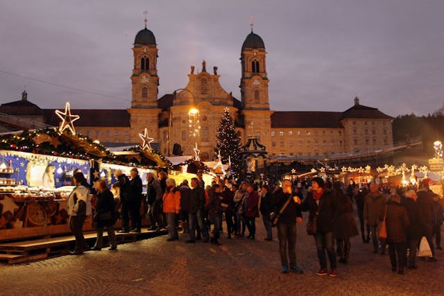Nel cuore dell'Avvento e della Svizzera: godetevi lo scenario incantato del Mercatino di Natale di Einsiedeln!