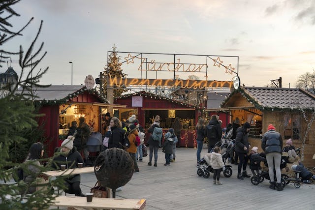 Le bancarelle del «Wienachtsdorf» invitano a curiosare tra mille meraviglie, con espositori che cambiano ogni settimana e rendono ogni visita come una...