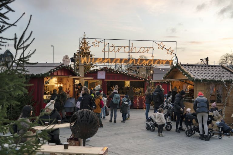 Le bancarelle del «Wienachtsdorf» invitano a curiosare tra mille meraviglie, con espositori che cambiano ogni settimana e rendono ogni visita come una...