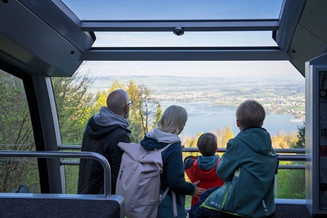 Die Zugerbergbahn bringt Gross und Klein mit Leichtigkeit auf den Berg und bietet eine atemberaubende Aussicht auf den See und die Umgebung.