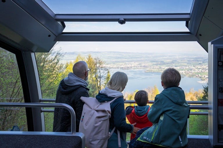 Die Zugerbergbahn bringt Gross und Klein mit Leichtigkeit auf den Berg und bietet eine atemberaubende Aussicht auf den See und die Umgebung.