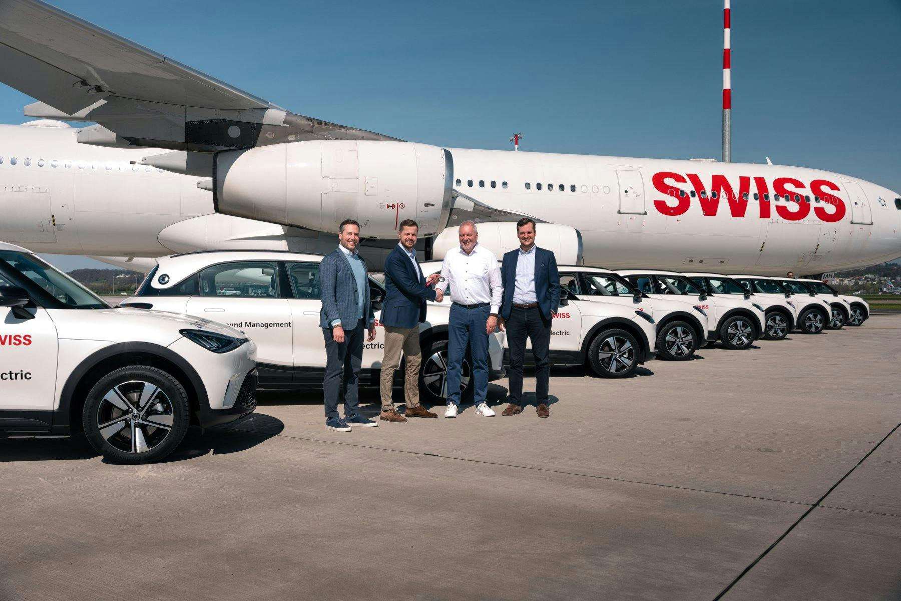 v.l.n.r: Elias Klauser (CEO, smart Schweiz), Ranko Vidakovic (Key Account Manager, Kenny’s Gruppe), Bruno Schläfli (SWISS, Projektleitung), Philip Hustinx (CSO, Kenny’s Gruppe)