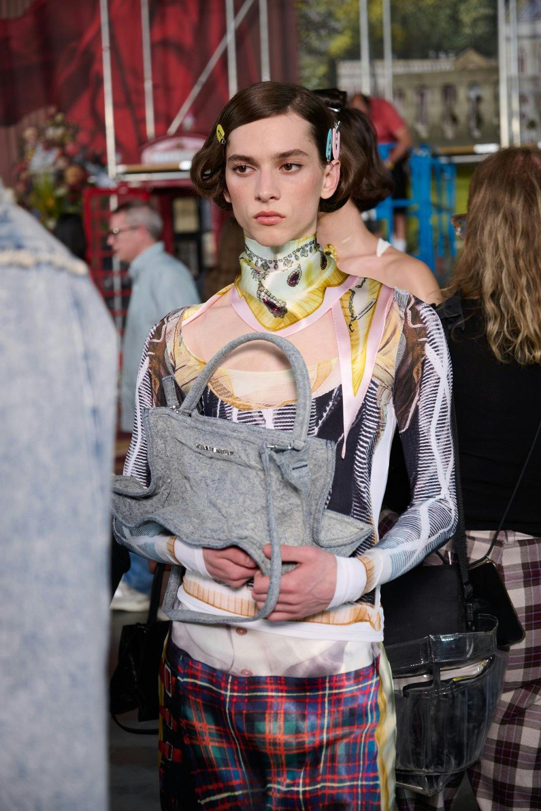 Les motifs à carreaux occupent également une place importante dans la collection.