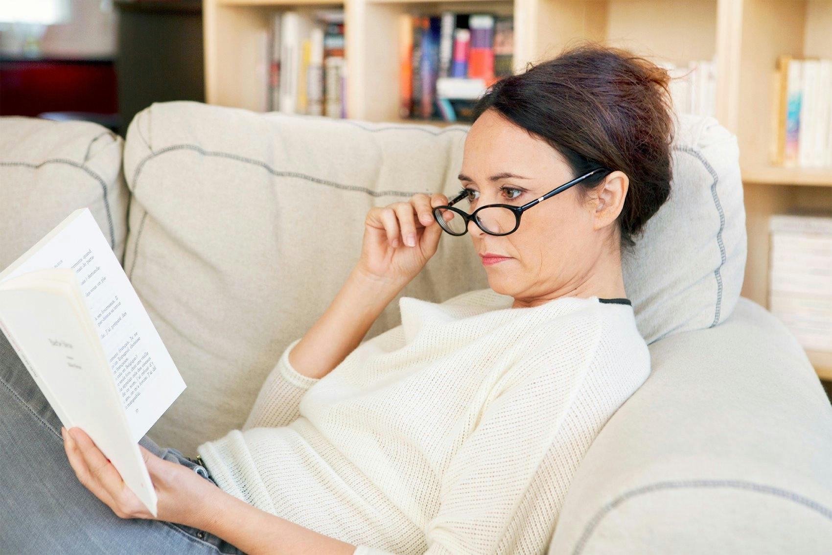 Mit zunehmendem Alter wird das Lesen kleiner Schrift plötzlich mühsam.