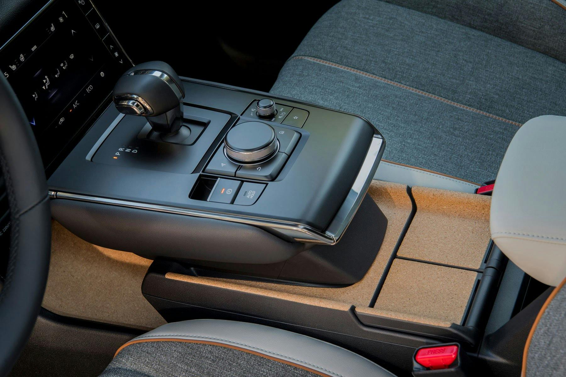 Für eine angenehme Bedienung sind der Schalthebel und der Funktionswahlknopf von MZD Connect weiter vorne an der Konsole angebracht.