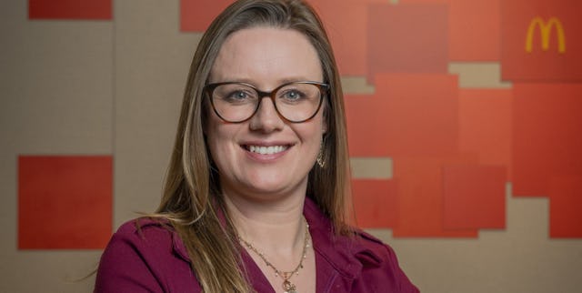 «Je suis fière de voir comment nos partenaires franchisés et leurs équipes s’engagent pour faire de McDonald’s un lieu où nos hôtes peuvent déguster des plats qu’ils adorent, à un prix qui correspond à leur quotidien», déclare Kat Howcroft, directrice marketing de McDonald’s Suisse.