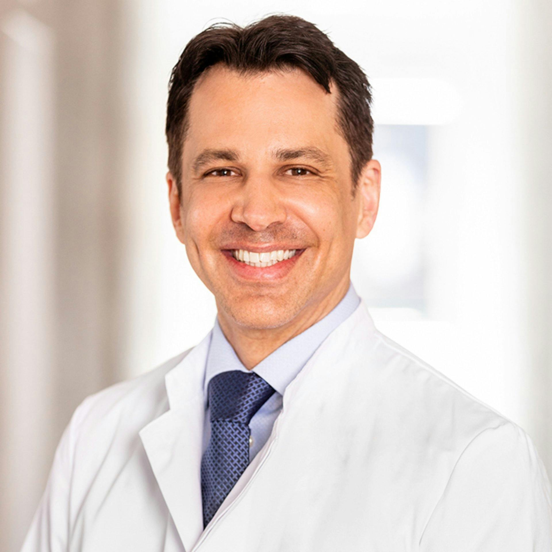 Dr. Jürg Häcki, Gründer der Lucerne Clinic, Facharzt FMH für Plastische, Rekonstruktive und Ästhetische Chirurgie