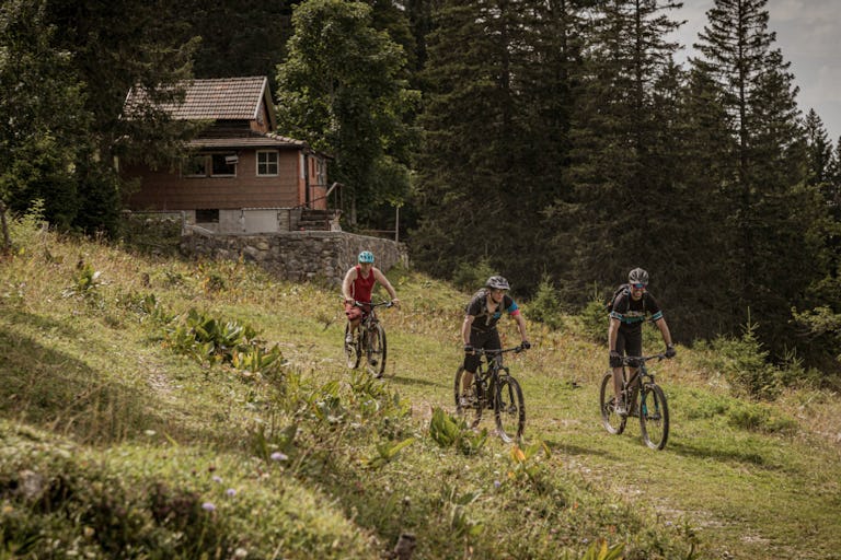 Das Val-de-Travers eignet sich auch hervorragend zum Radfahren, egal auf welchem Niveau.