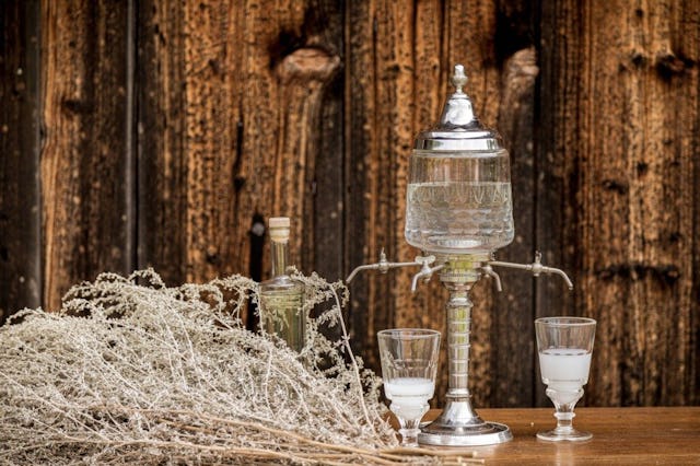 Inventée au XVIIIe siècle dans le Val-de-Travers, on prêtait autrefois à l’absinthe un pouvoir de guérison en raison de son amertume.