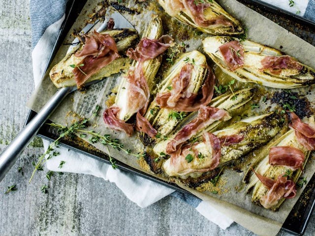 Hier findest du das Rezept für den karamellisierten Chicorée mit Rohschinken