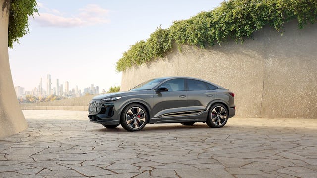 Der Audi Q6 e-tron: Fortschritt, der unter den Weihnachtsbaum passt und auf verschneiten Strassen glänzt.