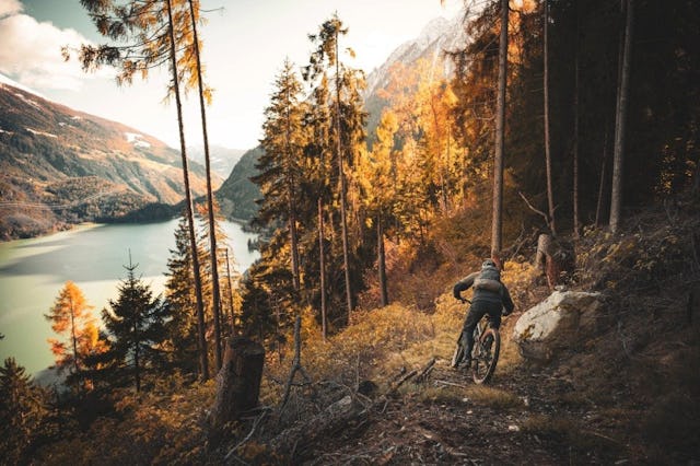 Le Valposchiavo est le point de départ idéal pour des circuits à vélo, du VTT sur les sentiers de montagne aux défis cyclistes sur le col de la Bernina.