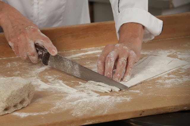Le Ristorante Motrice perpétue un savoir-faire artisanal: la pâte fraîche à pizzoccheri est étalée, puis coupée en fines lamelles.