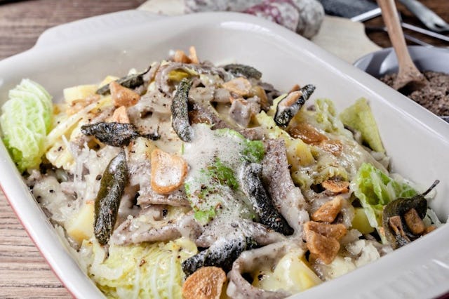 Les pizzoccheri, pâtes courtes à la farine de sarrasin, font partie intégrante de l’identité du Valposchiavo, au même titre que la langue italienne. Les pizzoccheri, pâtes courtes à la farine de sarrasin, font partie intégrante de l’identité du Valposchiavo, au même titre que la langue italienne.
