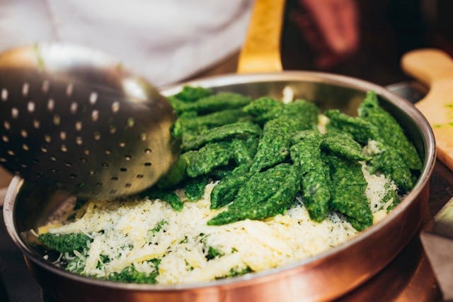Les cuisiniers de différents hôtels du Valposchiavo préparent de succulents repas lors du festival des herbes sauvages.