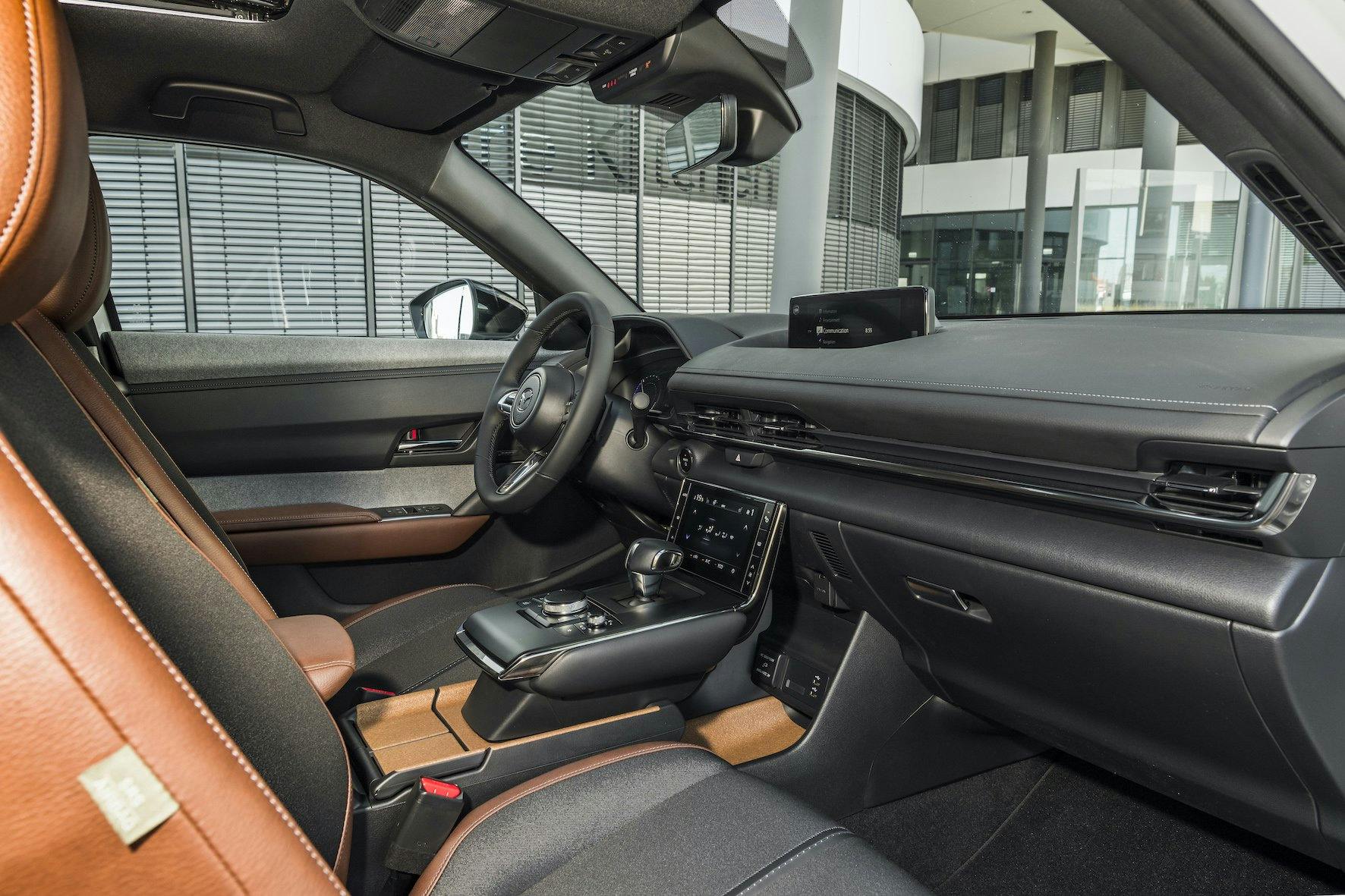 Durch eine Reihe von Funktionstasten am Lenkrad kann unter anderem die Rekuperation geregelt werden.