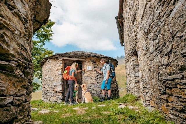 Au sommet du Monte Generoso, un sentier de randonnée passe devant une «nevère», une sorte de réfrigérateur en calcaire qui servait autrefois à refroidir le lait destiné à la production de beurre et de fromage.