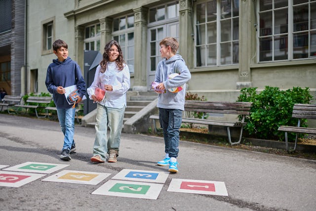 Lernen, lachen, Freundschaften leben – auf dem Pausenhof wird Gemeinschaft spürbar.