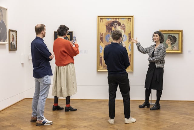 Ob an einer Führung oder auf einem Rundgang: Das Kunstmuseum bringt dir Kunst auf vielfältige Weise näher.