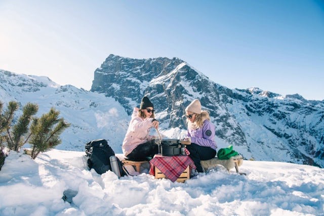 Tous les ingrédients sont réunis: fromage, vin, luge – et le panorama spectaculaire du Fürenalp.