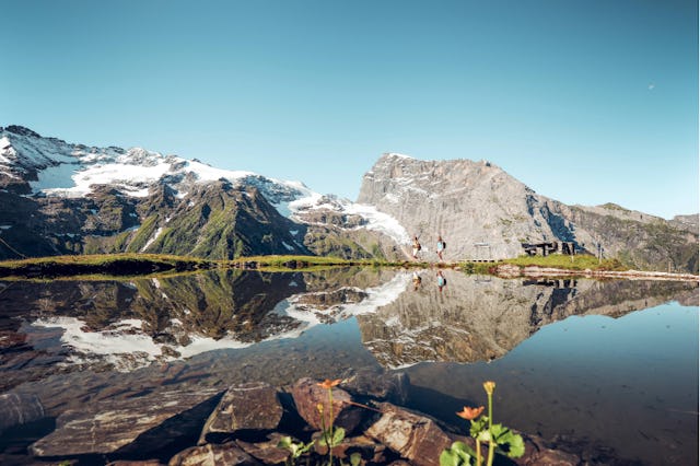 Le panorama se reflète sur le Spiegelsee – de l’imposante face est du Titlis au majestueux Schlossberg, en passant par le Grassengrat, le Bärenzähn, l...