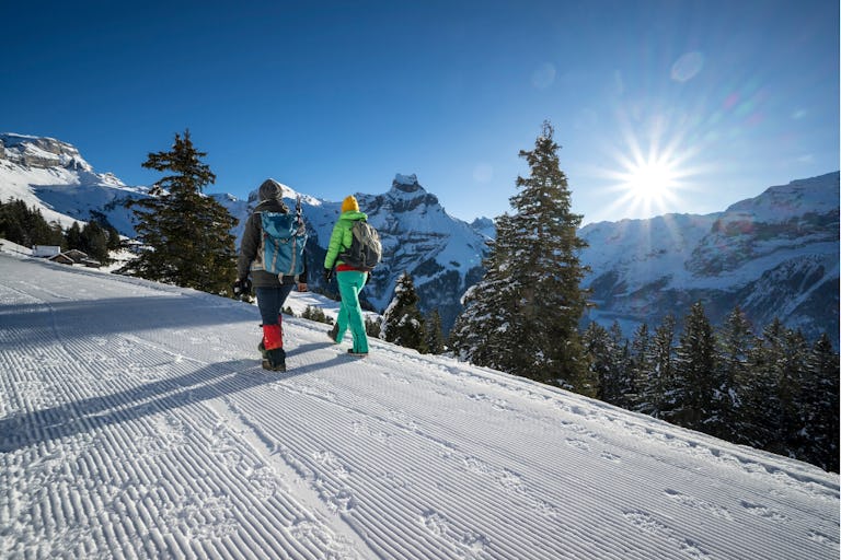 Im Brunni-Gebiet stehen Gästen drei Winterwanderwege und drei Schneeschuhtrails zur Verfügung.