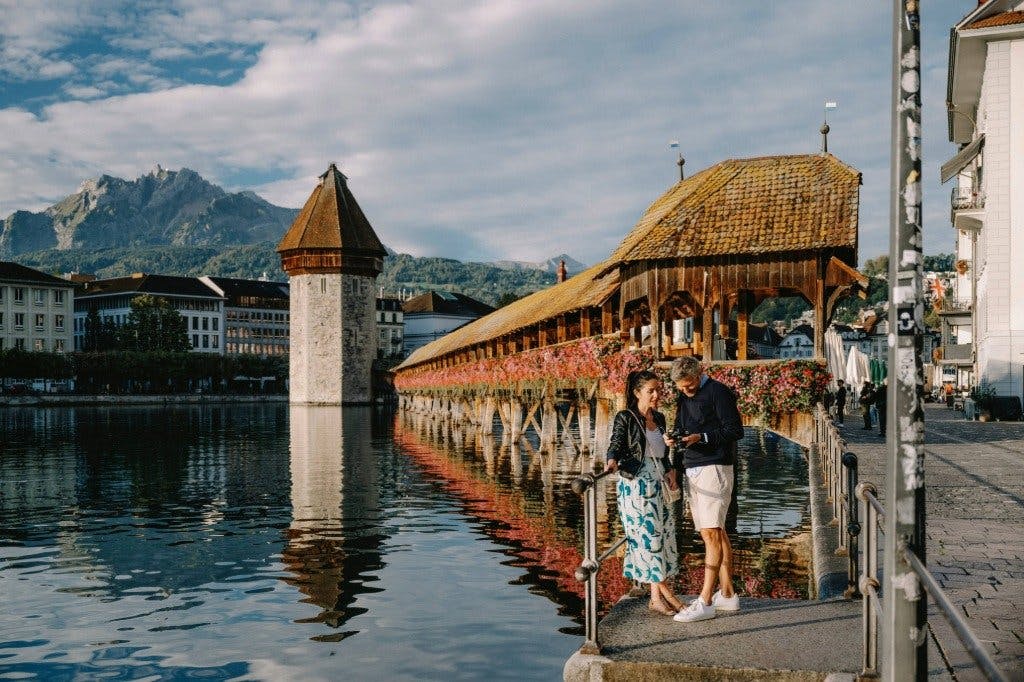 Avec sa vieille ville, son légendaire Pont de la Chapelle (Kapellbrücke) et son décor alpestre, Lucerne fusionne idéalement culture, histoire et natur...